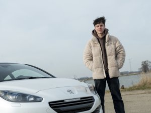 Ezra over zijn Franse coupé met Ferrari-achterruit: 'Mooier dan zo'n standaard-Golfje'