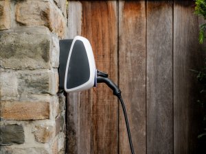 Geen eigen oprit voor je EV? Hier mag je de laadkabel over de stoep leggen