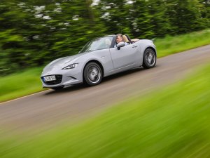 Zo zet de Mazda MX-5 de peperdure McLaren 750S te kakken