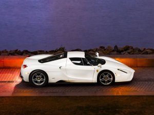 Altijd al een Miami Vice-witte Ferrari Enzo willen hebben? Dan had je de kans