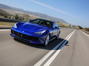 De absolute autovakantie-droom: een supercar met genoeg bagageruimte