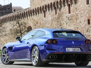De absolute autovakantie-droom: een supercar met genoeg bagageruimte