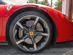 Test Ferrari SF90 Stradale plug-in hybrid: pizza power