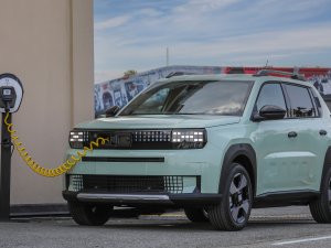 Alle nieuwe elektrische Fiats krijgen zo’n toffe ingebouwde laadkabel