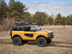 Ford Bronco 'promoot' concurrent Jeep Wrangler op banden