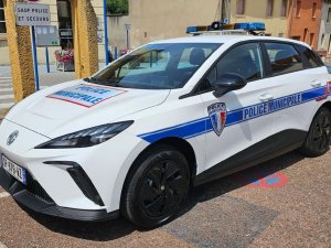Raar! Franse politie rijdt in elektrische auto uit China