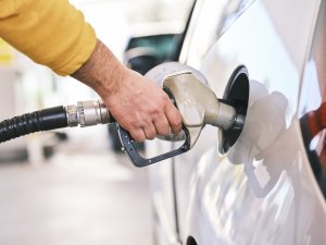 Waarom is benzine plotseling zo goedkoop?