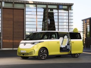 Test Volkswagen ID.Buzz LWB en GTX: zo bijten BMW-rijders zich stuk op en bestelbus