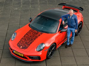 Gijs van Lennep drukt zijn stempel (letterlijk) op de Porsche 911