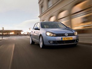 Waarom Nederlanders massaal een stokoude auto kopen