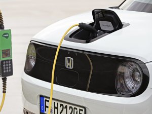 Subsidie op elektrische auto: Pot al na een dag half leeg!
