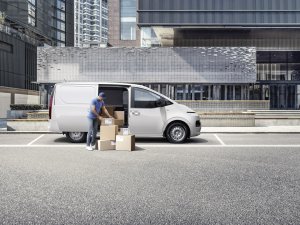 Bijzondere Hyundai-bus laat even zijn gezicht zien