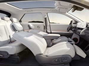Eén op de vijf Nederlanders doet in de auto iets héél anders dan alleen rijden