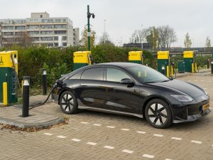 Je elektrische auto snelladen: zo doe je dat