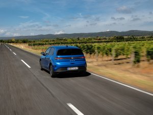 Iedereen wil ineens in deze goedkope elektrische auto rijden