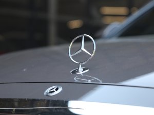 TEST: Deze 6 luxefuncties uit de nieuwe S-Klasse willen we ook in gewone auto’s