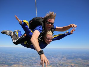 Wie durft? Win bij Auto Review een parachutesprong bij Sky Dive Teuge