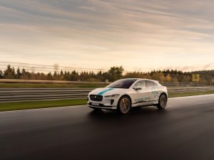 Rondje meerijden op de Nürburgring? Boek de Jaguar i-Pace Ringtaxi.