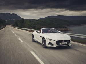 In de nieuwe Jaguar F-Type is het altijd F-eest