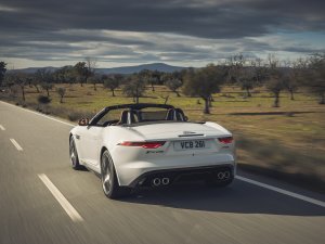 In de nieuwe Jaguar F-Type is het altijd F-eest