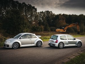 Renault Clio Sport V6 vs. Volkswagen New Beetle RSi: Wie heeft de dikste kont?