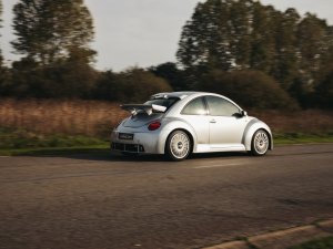Renault Clio Sport V6 vs. Volkswagen New Beetle RSi: Welke is de dikste?
