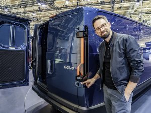 Zo krijgt een grote bestelwagen een compact uiterlijk