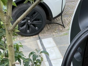Geen eigen oprit voor je EV? Hier mag je de laadkabel over de stoep leggen