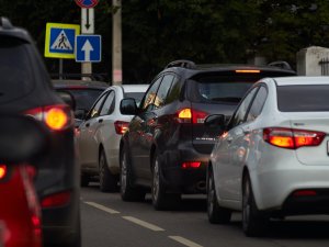 Nederlandse automobilisten ergeren zich suf aan bumperklevers en telefoongebruikers