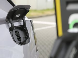 Volvo EX60 laadt sneller met 370 kW dan BMW iX3 met 400 kW