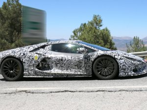 Nieuwe Lamborghini Aventador heeft vier enorme uitlaatpijpen. En een stekker ...