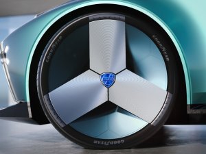 Lancia Pu+Ra (2023) krijgt wielen en verandert van dakkoffer in een echte auto