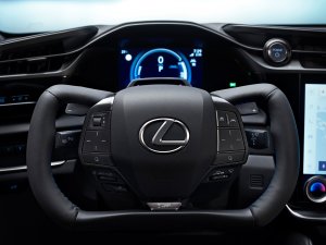 Zo rijdt de Lexus RZ met dat gekke stuur (en meer actieradius)