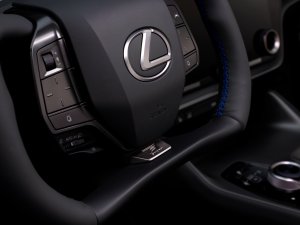 Zo rijdt de Lexus RZ met dat gekke stuur (en meer actieradius)