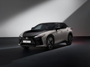 Zo rijdt de Lexus RZ met dat gekke stuur (en meer actieradius)