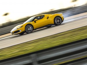Tracktest Ferrari 296 GTB: strak van de adrenaline met 300 km/h