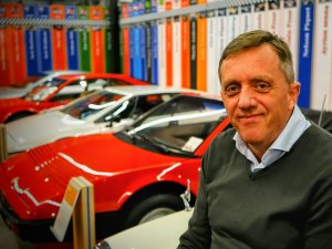 Waarom een koninklijke auto niet één, niet twee, maar drie kentekens heeft