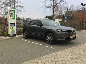 Aantal elektrische auto's in Nederland met 3470 procent (!) gestegen. Groot laadpaaltekort dreigt