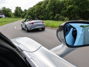 Zo zet de Mazda MX-5 de peperdure McLaren 750S te kakken