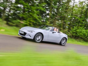 Zo zet de Mazda MX-5 de peperdure McLaren 750S te kakken