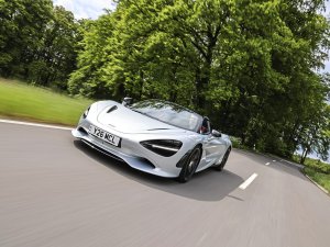 Zo zet de Mazda MX-5 de peperdure McLaren 750S te kakken