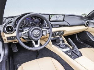 Zo zet de Mazda MX-5 de peperdure McLaren 750S te kakken