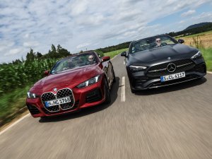 TEST Mercedes CLE Cabriolet verslaat BMW 430i Cabrio met lelijkste accessoire ooit