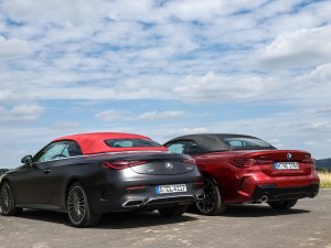 TEST Mercedes CLE Cabriolet verslaat BMW 430i Cabrio met lelijkste accessoire ooit