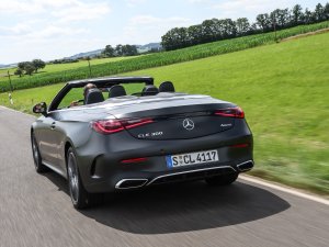 TEST Mercedes CLE Cabriolet verslaat BMW 430i Cabrio met lelijkste accessoire ooit