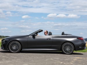 TEST Mercedes CLE Cabriolet verslaat BMW 430i Cabrio met lelijkste accessoire ooit