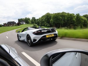 Zo zet de Mazda MX-5 de peperdure McLaren 750S te kakken