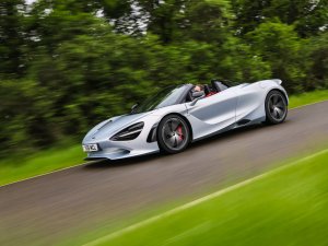 Zo zet de Mazda MX-5 de peperdure McLaren 750S te kakken