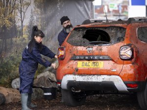 Deze modderwasbeurt van Dacia toont aan hoe belachelijk suv's eigenlijk zijn