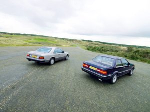 Mercedes 300 CE vs. Volvo 780 - Op je paasbest in twee klassieke coupés
